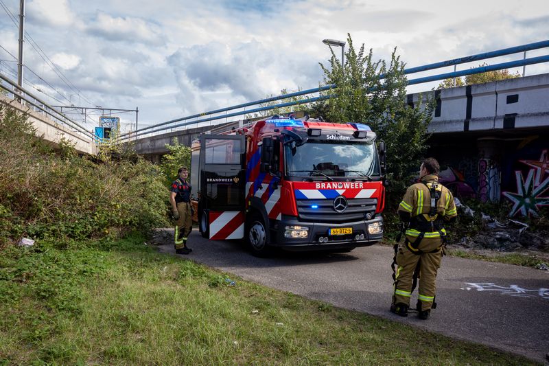 Rookontwikkeling over treinspoor door brandende scooter Rotterdam
